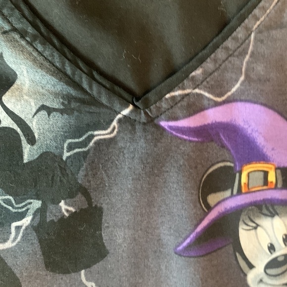 Disney Halloween scrub top sz small - Picture 8 of 9